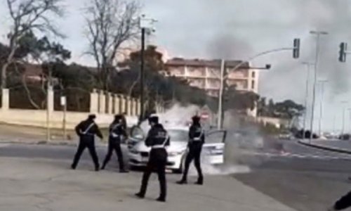 Bakıda yol polisinin maşını yandı - VİDEO