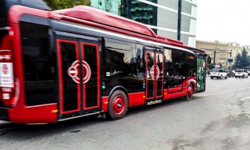 Bakıda təkəri partladığına görə dayanan sürücü cərimələndi – Foto