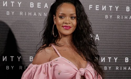 Rihanna atasını məhkəməyə verib