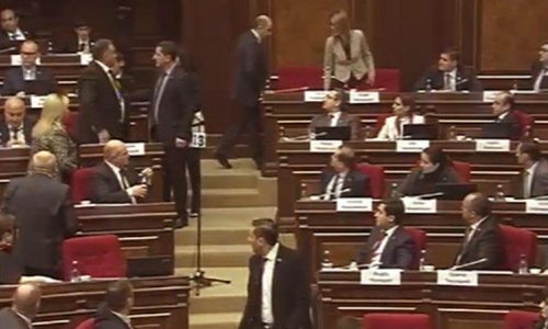 Azərbaycana görə Ermənistan parlamentində dava düşdü - VİDEO