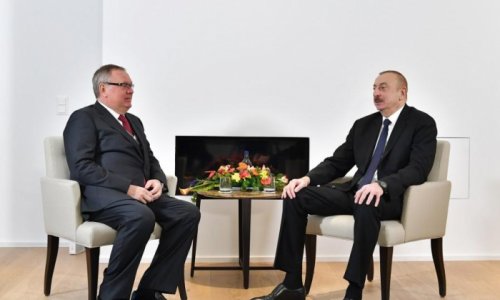 President Aliyev meets head of VTB Bank in Davos