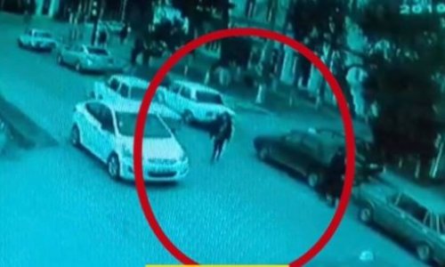 Azərbaycanda avtomobil piyadanı “havaya uçurdu” - VİDEO