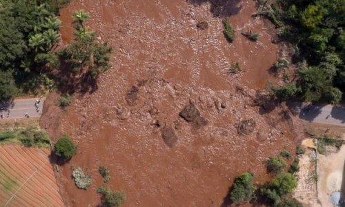 Момент прорыва дамбы в Бразилии - ВИДЕО