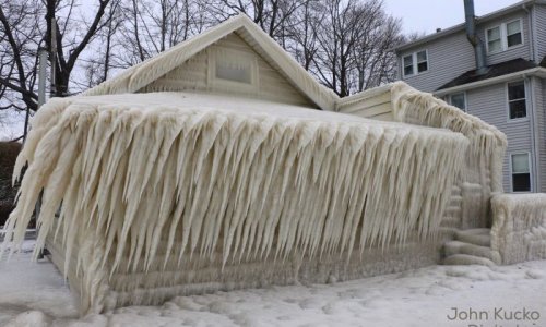 Жилой дом на берегу озера Онтарио полностью покрылся льдом - ФОТО