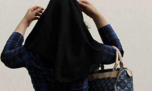 İranda qadın hamının gözü qarşısında başını açdı, həbs edildi - VİDEO