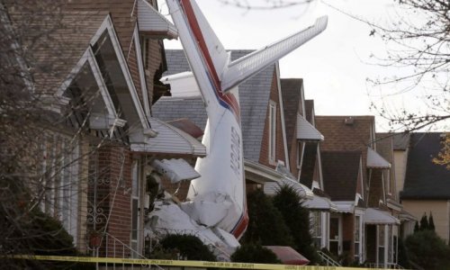 Самолет упал на жилой дом в США - ВИДЕО