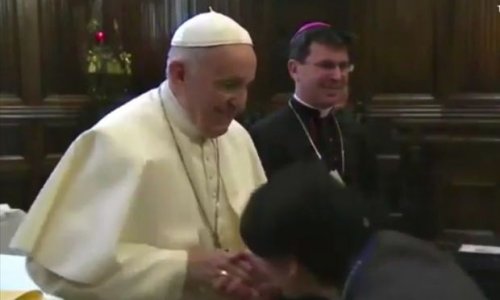Папа Римский не дал прихожанам поцеловать свой перстень