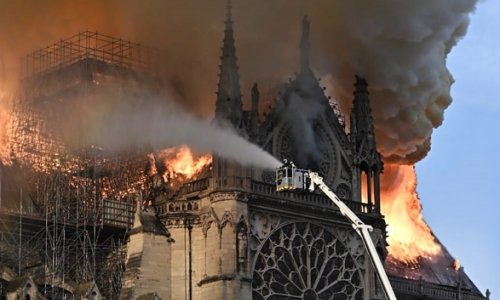 Из-за пожара обрушились часы и шпиль собора Парижской Богоматери ВИДЕО