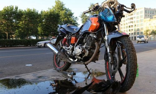 В Баку мотоцикл врезался в фонарный столб, есть пострадавшие