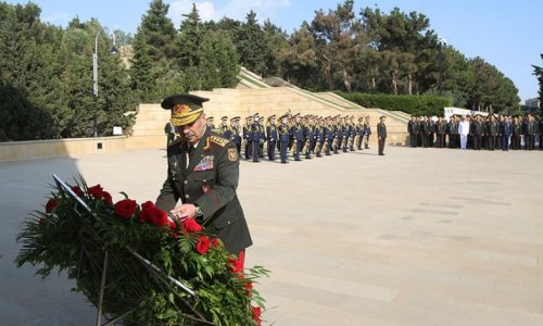 Руководство Министерства обороны посетило Аллею почетного захоронения и Аллею шехидов
