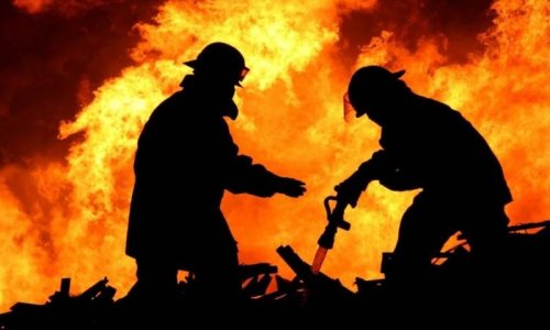 Сильный пожар в Баку: горят частные дома