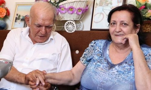 “Qocalar evi”ndə yaşayan cütlüyün 48 illik sevgisi: Mənsiz bir gün də qala bilməz - VİDEO