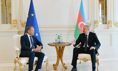 Алиев и Туск провели переговоры в формате тет-а-тет