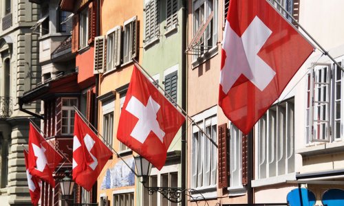 Банки Швейцарии стали доплачивать за взятые кредиты