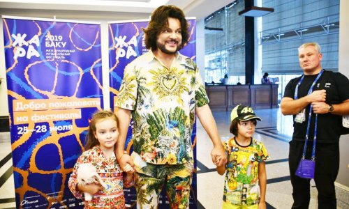 Филипп Киркоров прилетел в Баку со своими детьми