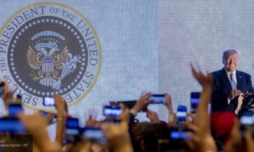 Трамп выступил перед студентами на фоне «герба России»