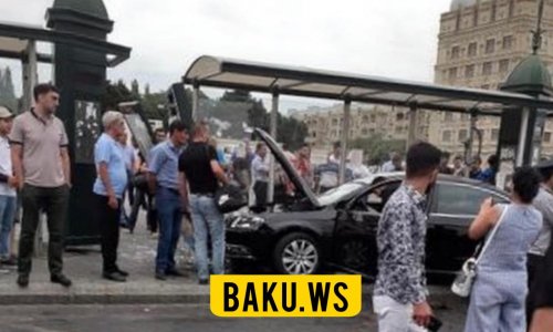 В Баку автомобиль въехал в остановку, есть пострадавшие 