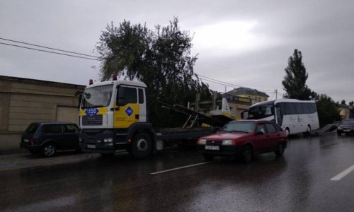 В Баку произошла цепная авария с участием автобусов