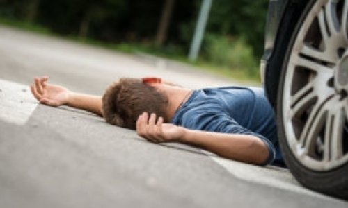 В Баку машина насмерть сбила работника, подметающего улицу