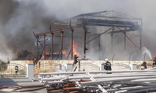 При тушении пожара на рынке стройматериалов в Баку пострадали 4 сотрудника МЧС