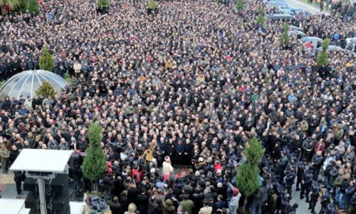 SON DƏQİQƏ: Məşhur gənc aktyor VƏFAT ETDİ: Evinin qarşısında izdihamdır - FOTO