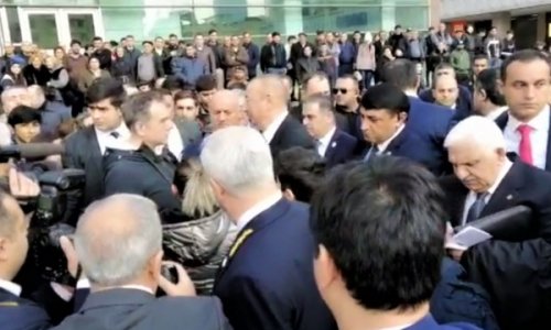 İlham Əliyev metronun qarşısında sakinlərlə görüşüb, problemlərini dinlədi - - VİDEO