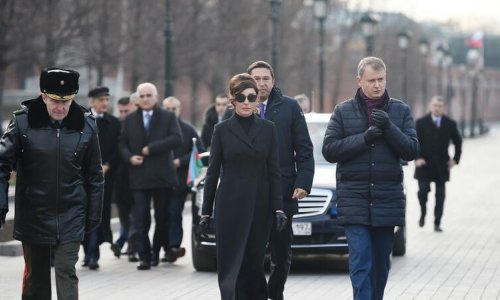 Mehriban Əliyeva Moskvada naməlum əsgərin məzarını ziyarət etdi - FOTO