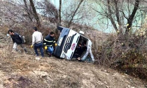 İdmançıları daşıyan komanda avtobusu dərəyə aşdı - 2 nəfər ölüb, 15 yaralı var - FOTO