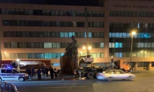 В Баку перенесен памятник Шаху Исмаилу Хатаи 