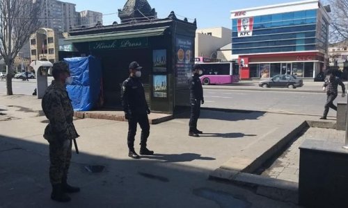 Bakı polisi icazə olmadan hərəkət edən şəxsləri müəyyən etdi (FOTOLAR)