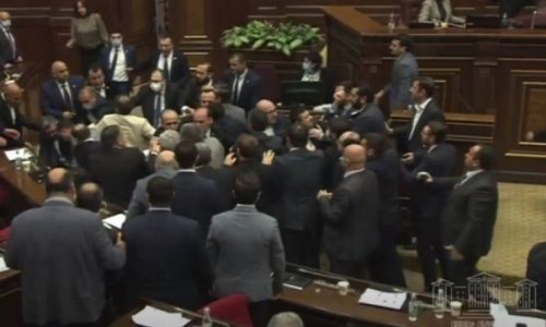 Ermənistan parlamentində dava düşüb - VİDEO