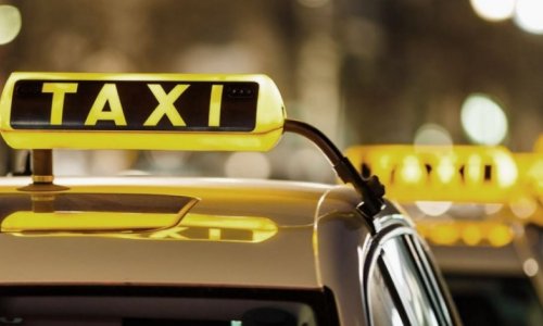 Бакинским таксистам запретили перевозить более двух человек 