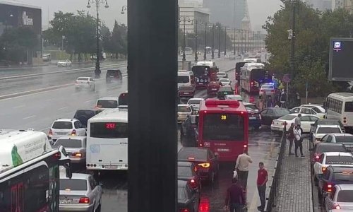 Bakıda bu prospektdə qəza baş verdi, yollarda tıxac yarandı - FOTO