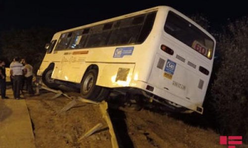 SON DƏQİQƏ: Bakıda sərnişin avtobusu qəzaya uğrayıb - FOTO