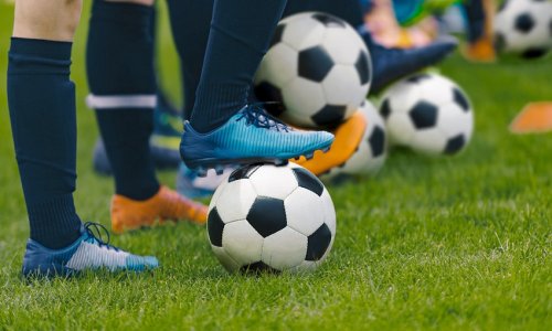 Futbolçular səhv edən komanda yoldaşını döydülər