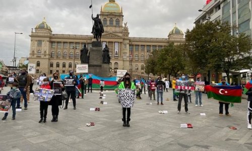 Praqa azərbaycanlı şəhid uşaqların “sahibsiz ayaqqabıları”na şahidlik etdi - FOTO