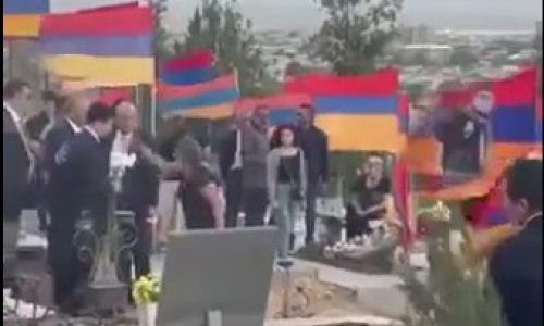 Роберта Кочаряна выгнали с кладбища Ераблур в Армении - ВИДЕО