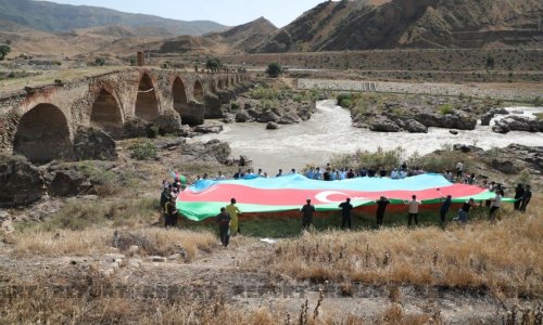 Xudafərində nəhəng bayraq asıldı