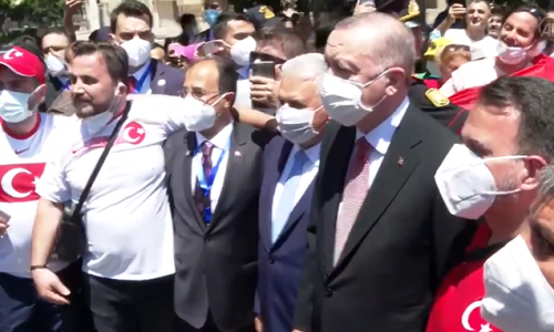 Türkiyə Prezidenti Bakıda azarkeşlərlə görüşdü - Video