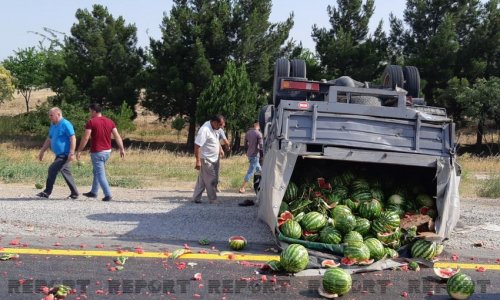 Yük daşıyan maşınlar toqquşdu, qarpızlar yola dağıldı