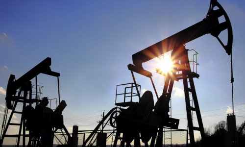 Azerbaijani oil price drops by more than 1%