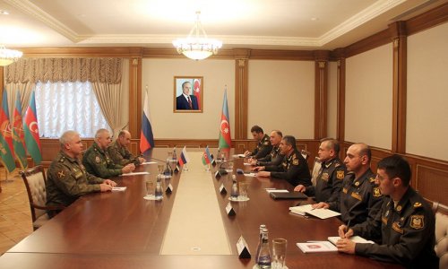Azerbaijani defense minister meets commander of Russian peacekeeping forces