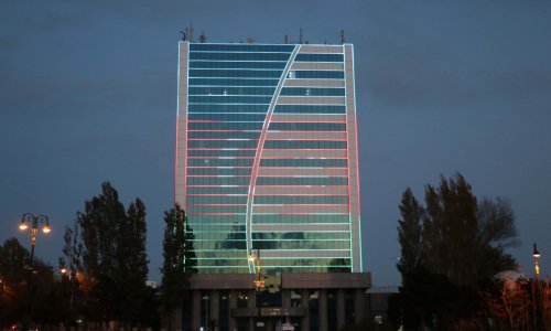 Bakıda bu binalar Azərbaycan bayrağı ilə işıqlandırıldı - Fotolar+Video