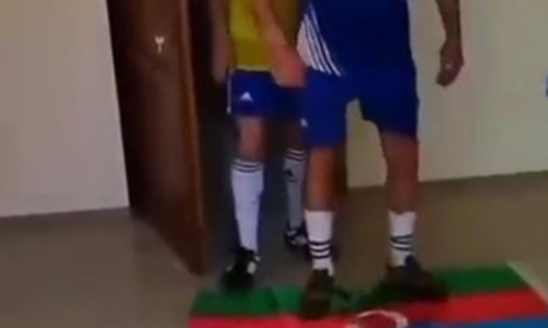 Erməni futbolçular Xocavənddə Azərbaycan bayrağını tapdalayıb keçir - VİDEO 