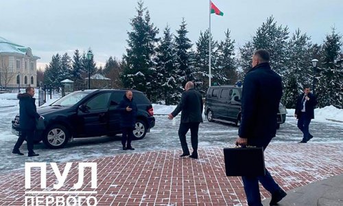 Putin “Mercedes”in sükanı arxasına keçib Lukaşenkonu qarşılamağa getdi - Video