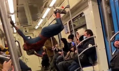 “Hörümçək adam” metroda sərnişinlərə maraqlı anlar yaşatdı - VİDEO