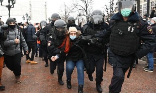 Rusiya polisi öz vətəndaşlarına fiziki zorakılıq edir - VİDEO