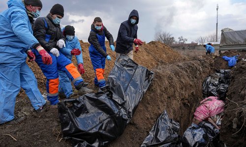 Müharibədə ölən ukraynalıları xəndəklərdə basdırırlar  - FOTOLAR/VIDEO