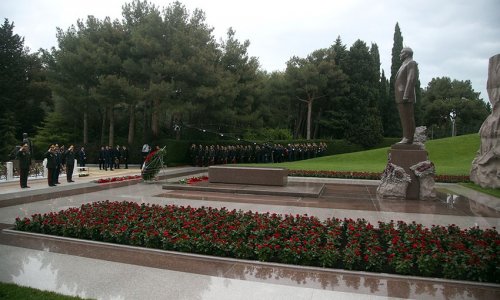 Azerbaijan's military top brass pays tribute to memory of National Leader