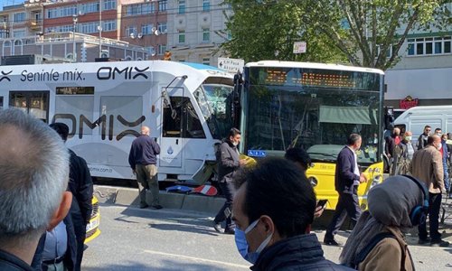 İstanbulda avtobusla tramvay toqquşdu, yaralılar var